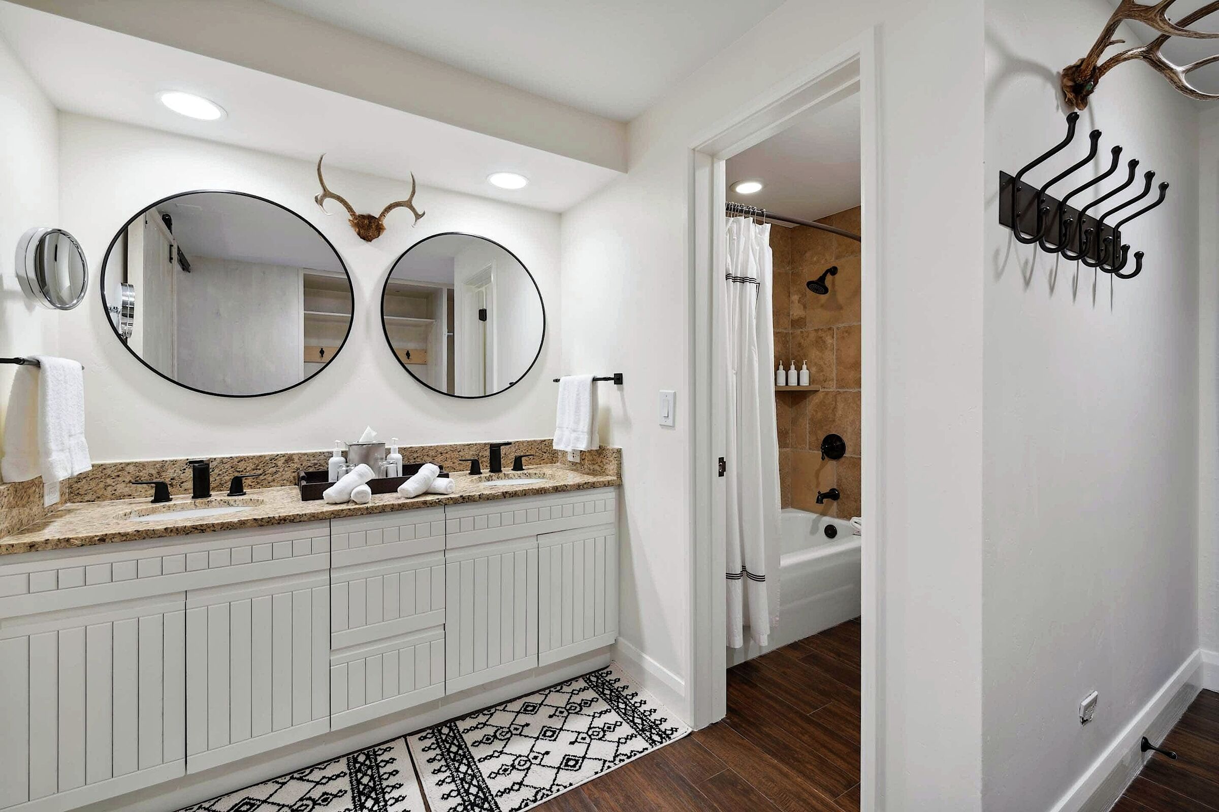#C1305 - Ensuite Bathroom