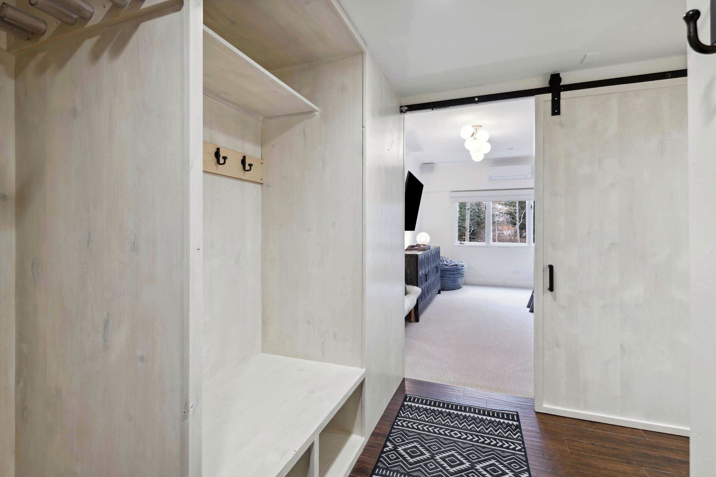 #C1305 - Walk-in Closet