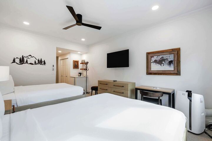 #E1305 - Bedroom