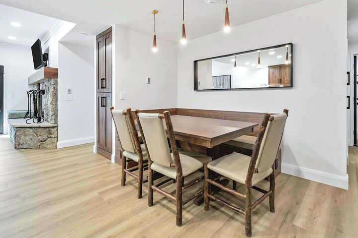 #E1305 - Dining Area