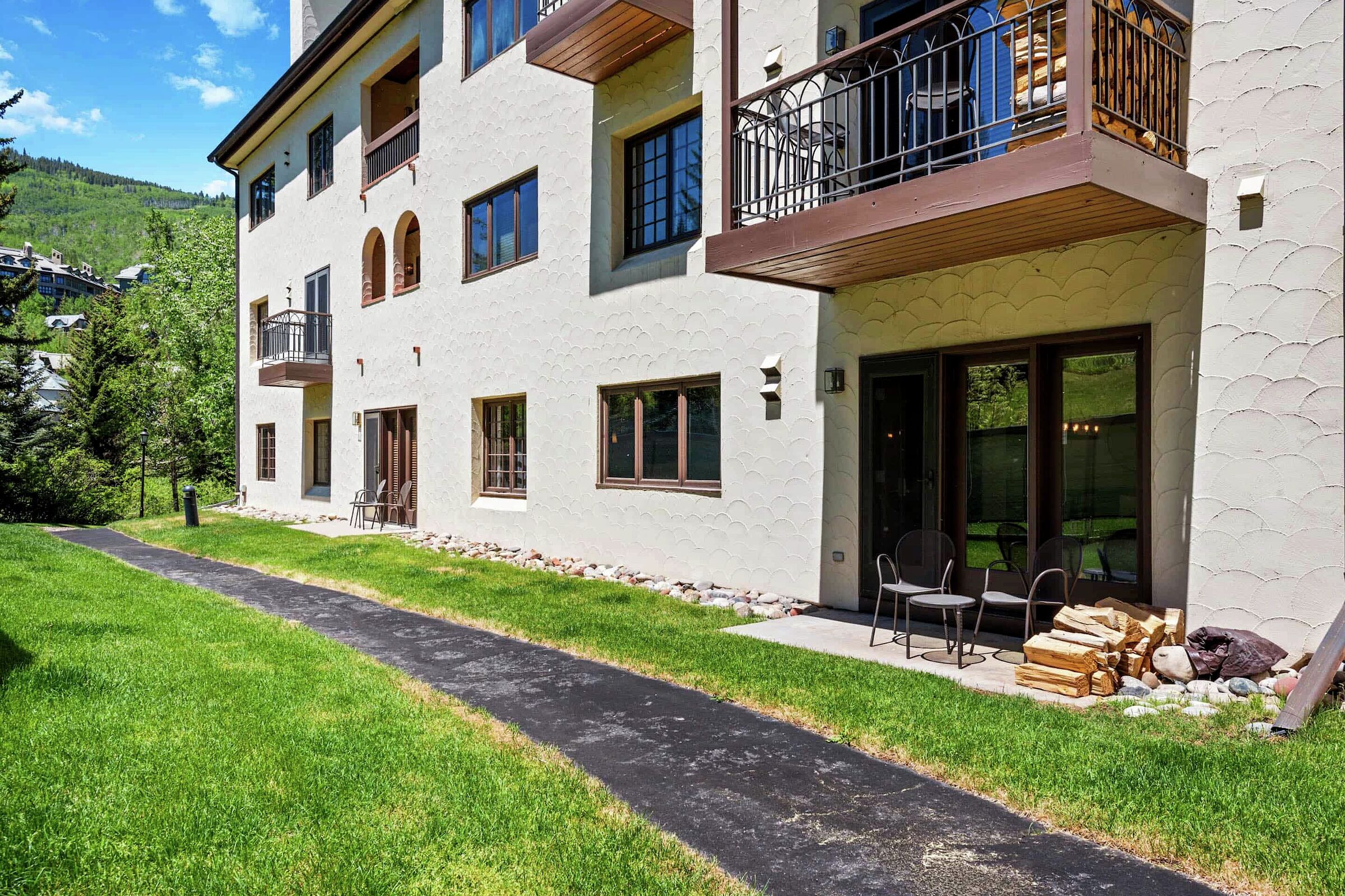 #E0305 - Patio