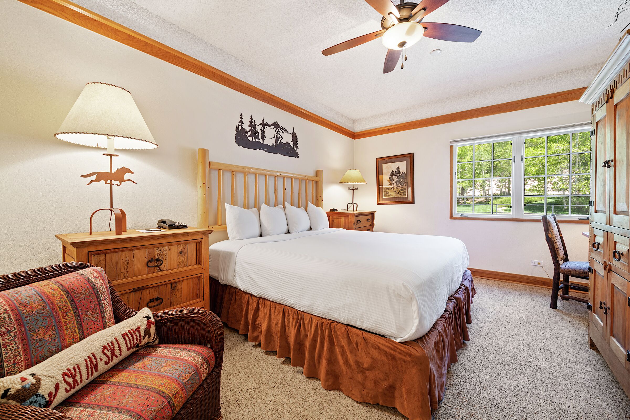 #A355 - King Lodge Room
