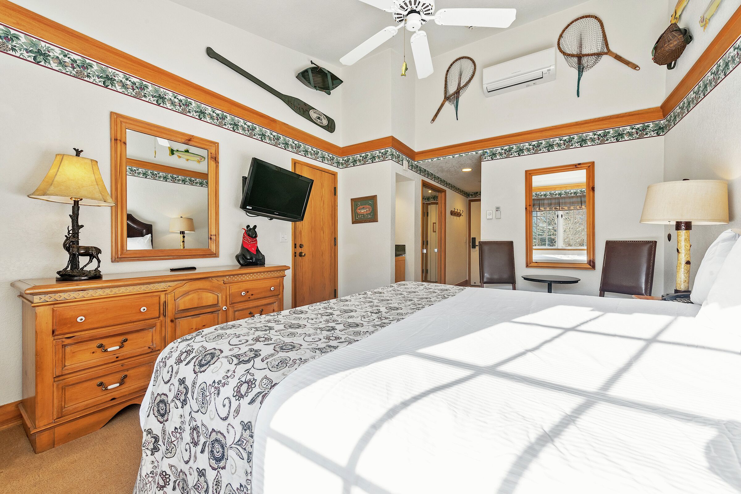 #D425 - King Lodge Room
