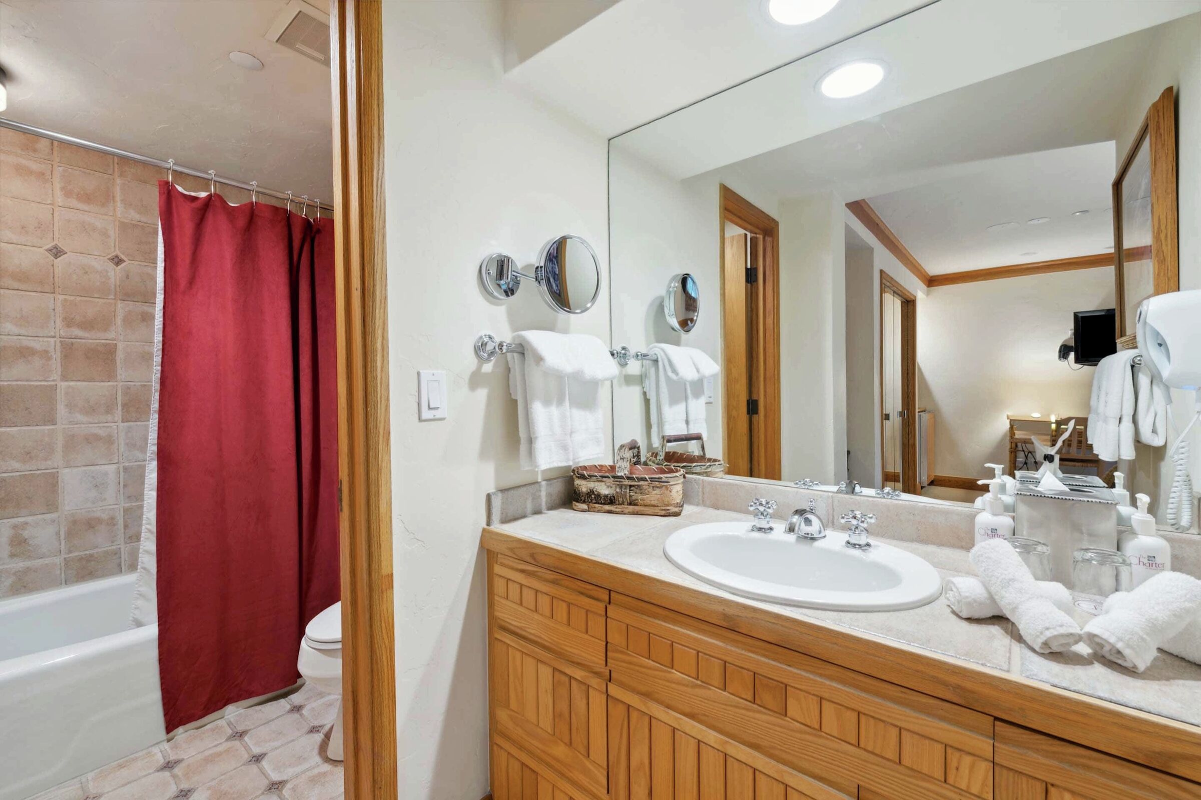King Lodge Room Bathroom