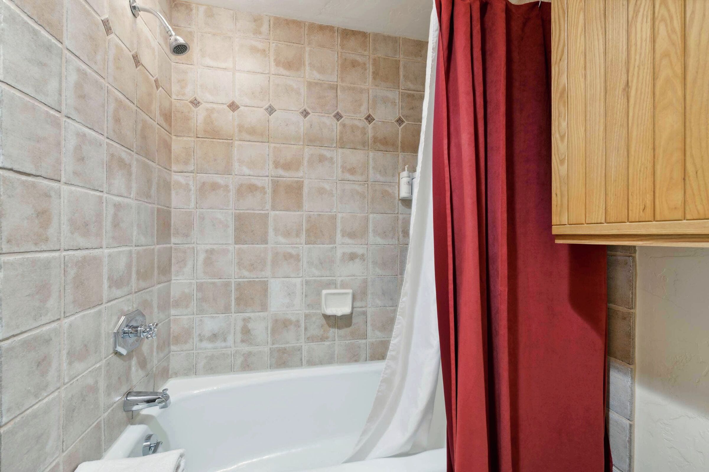 King Lodge Room Bathroom