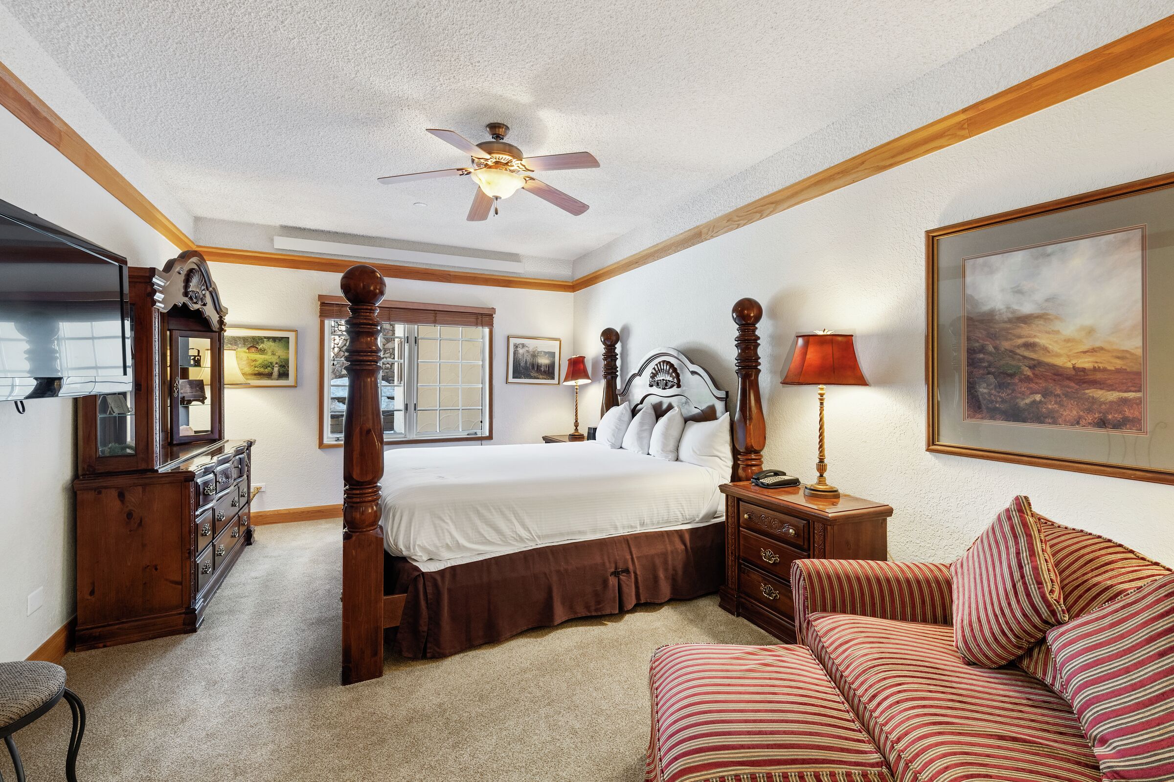 #F215 - King Lodge Room