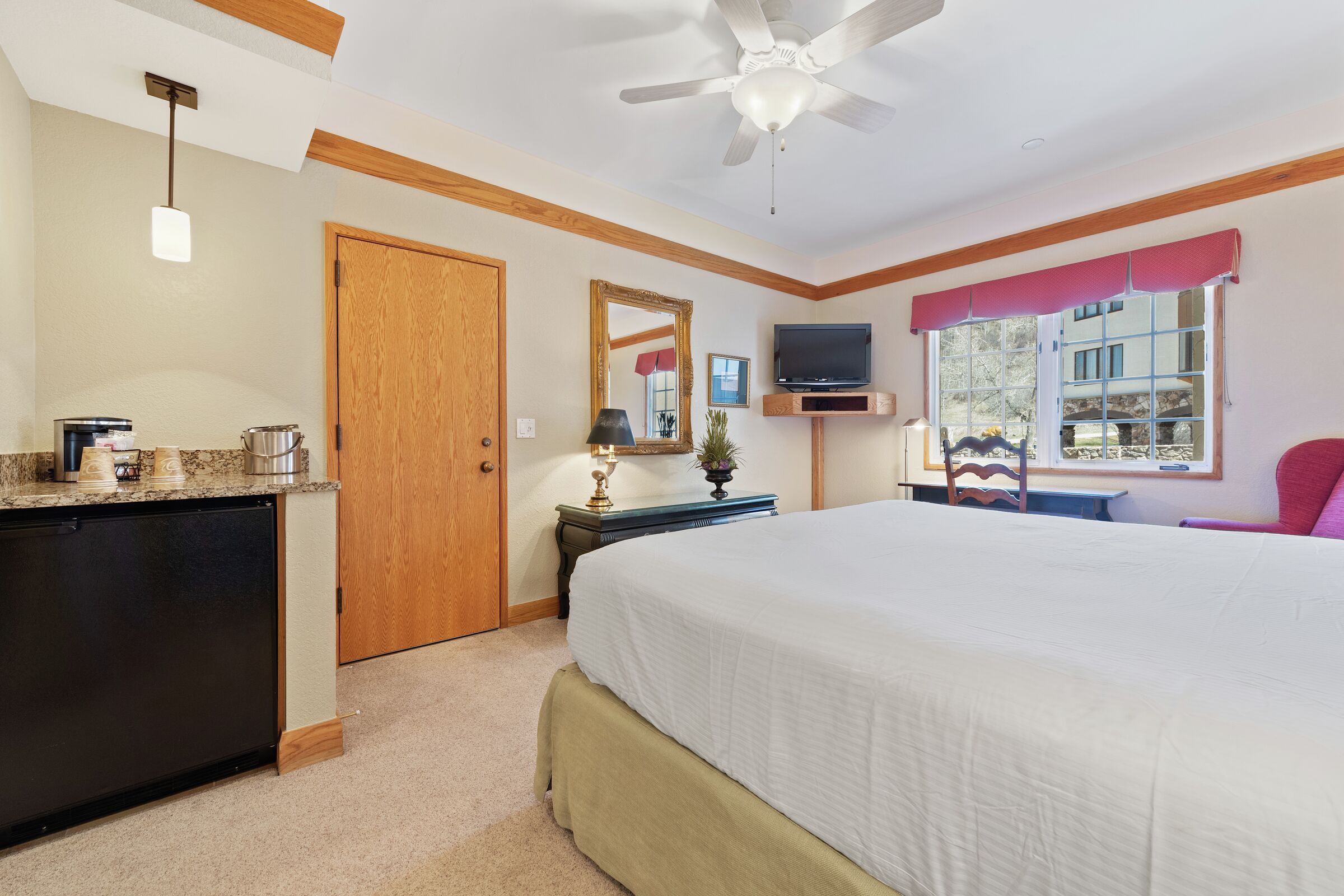 #F315 - King Lodge Room