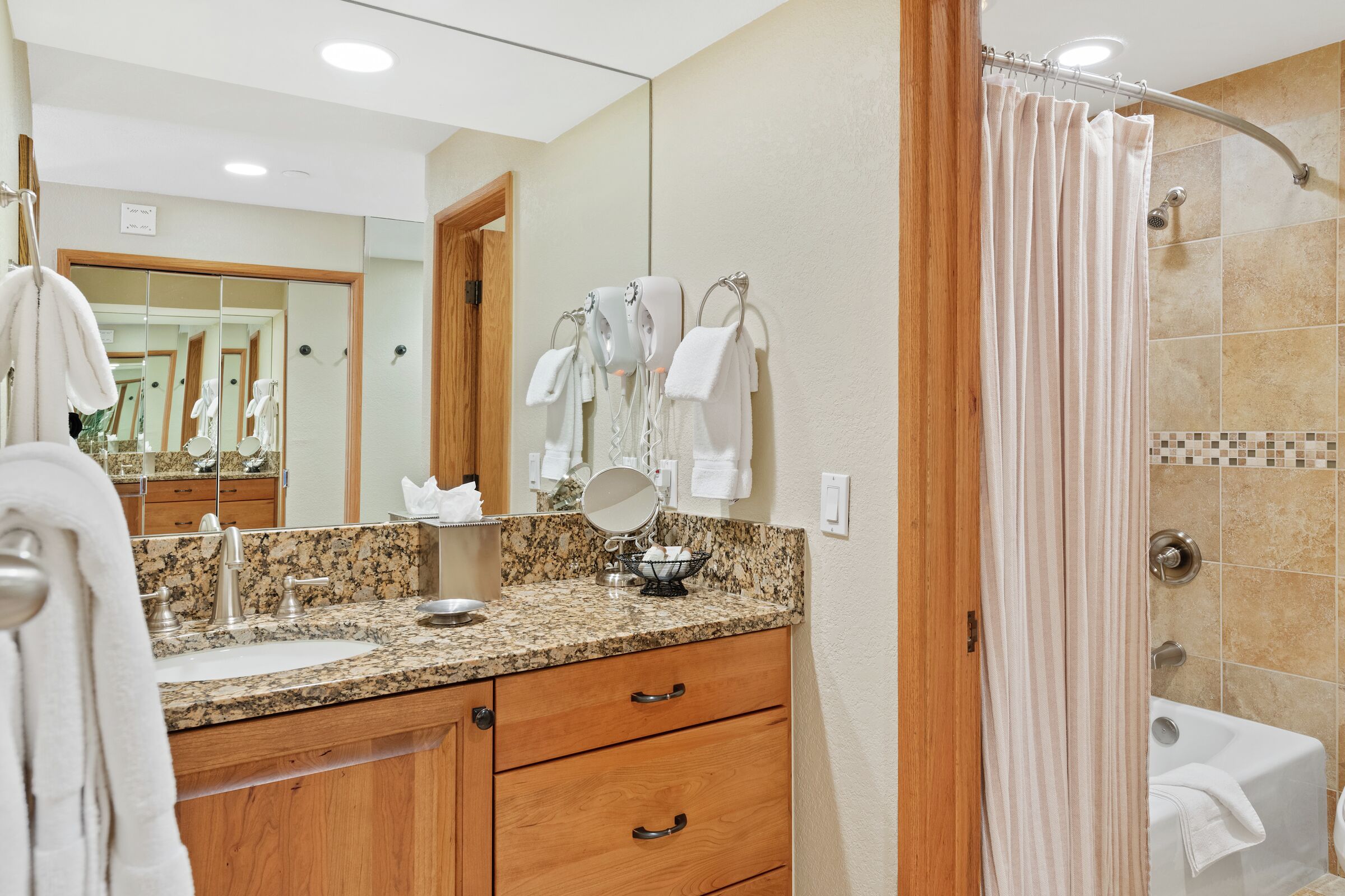 #F315 - King Lodge Room Bathroom