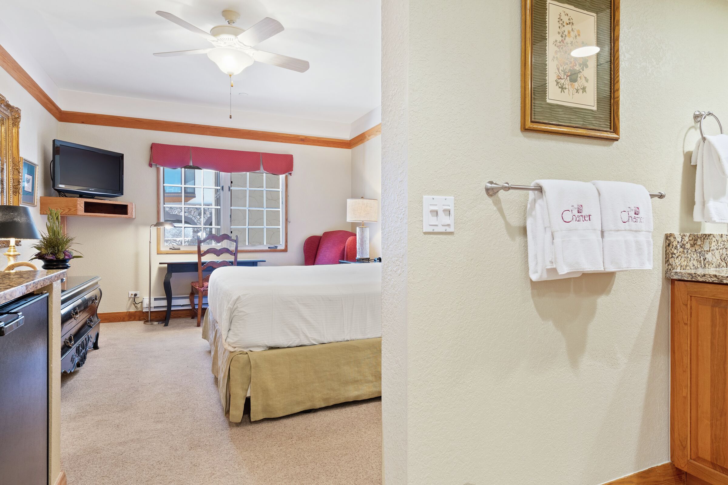 #F315 - King Lodge Room