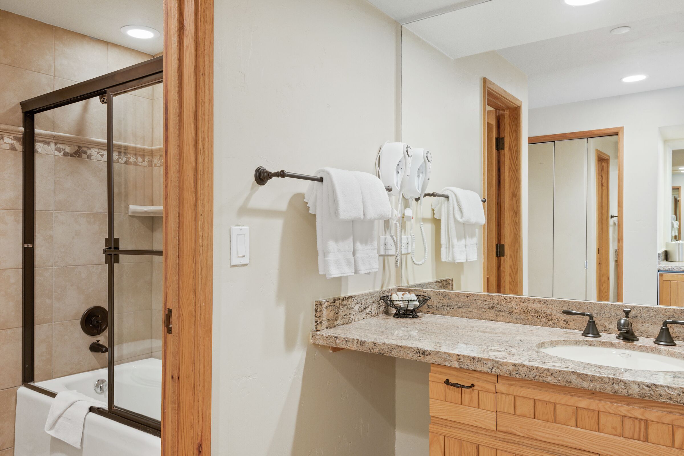 King Lodge Room Bathroom