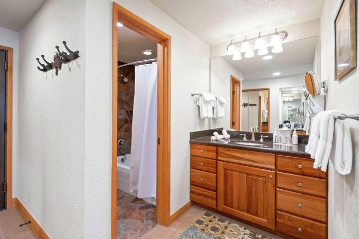 King Lodge Room Bathroom