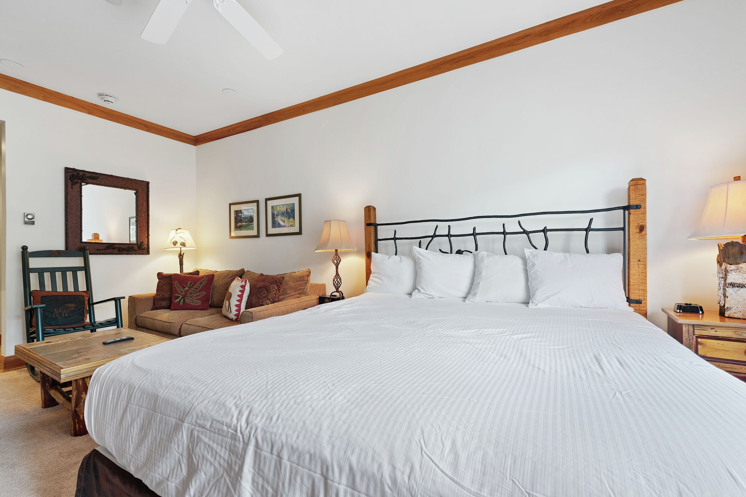 #D225 - King Lodge Room