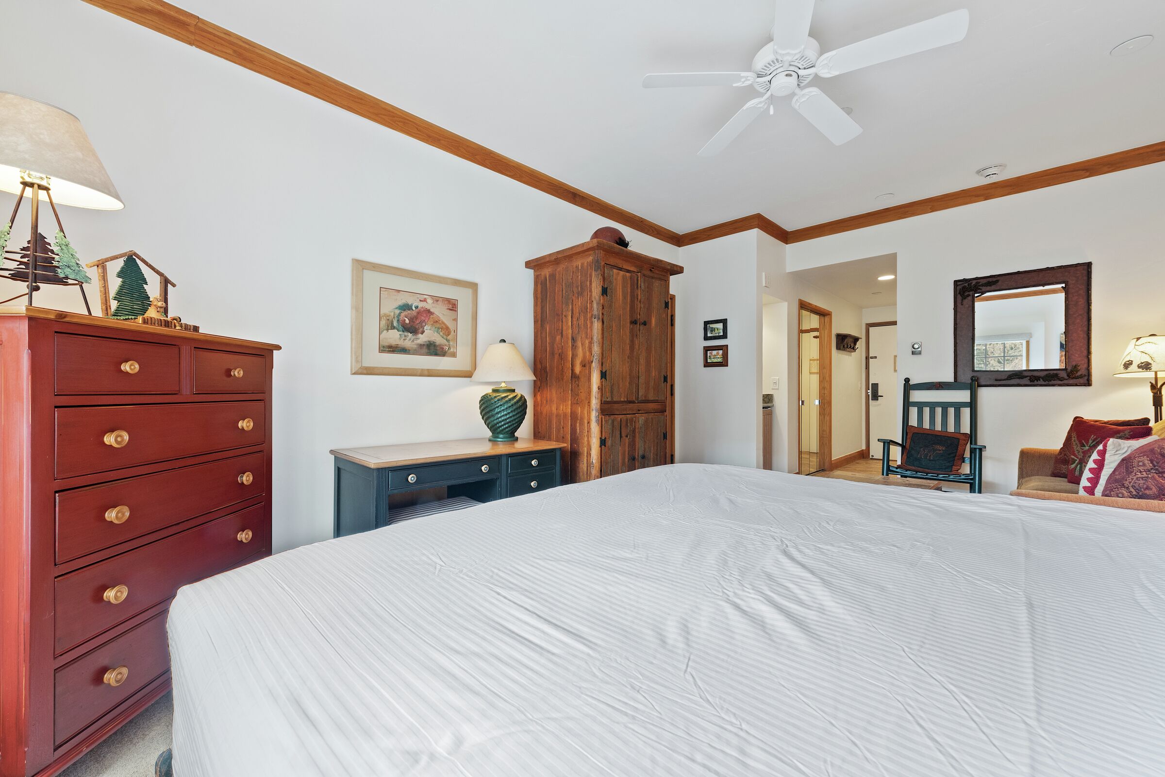 #D225 - King Lodge Room