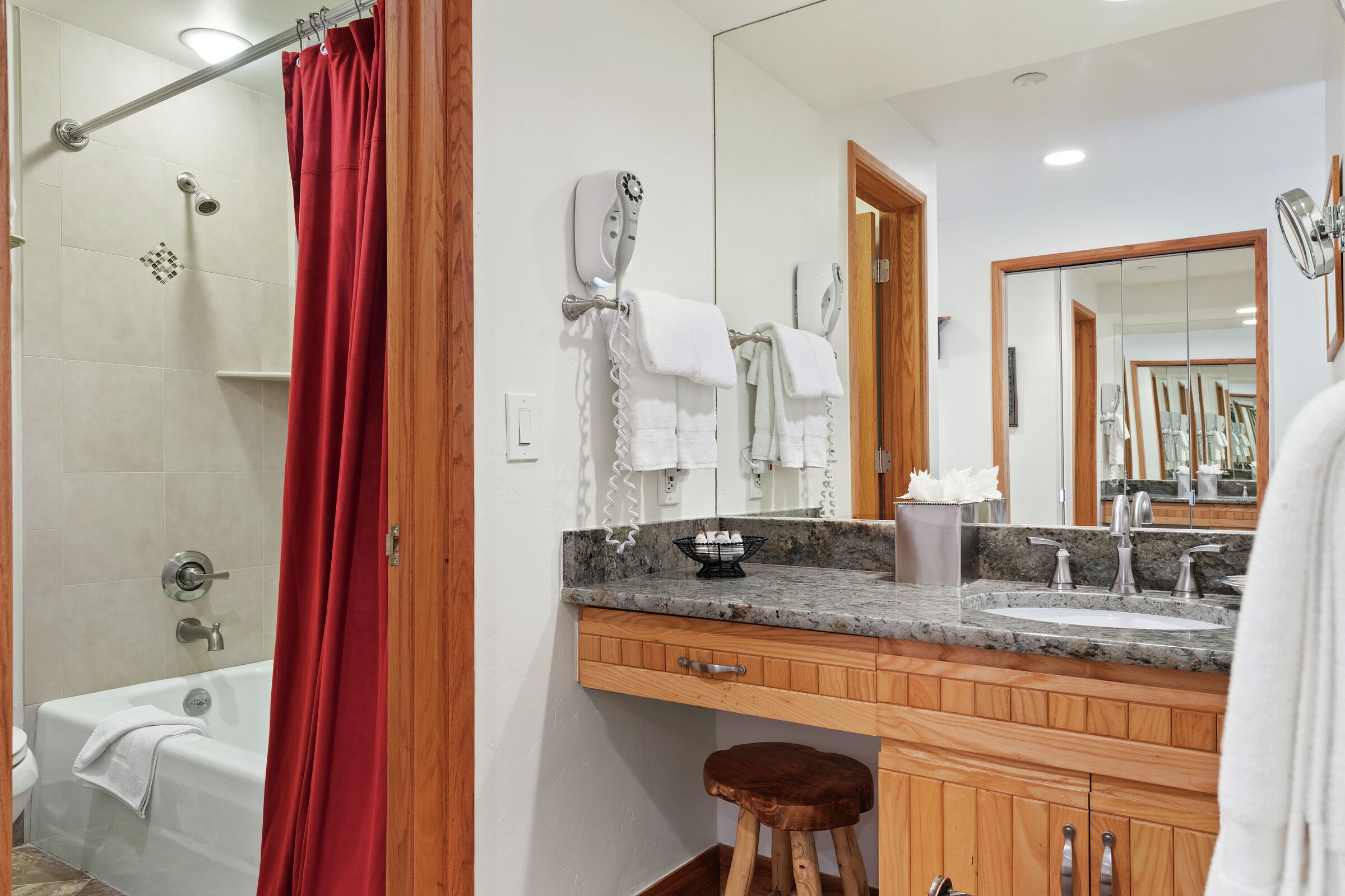 #D225 - King Lodge Room Bathroom