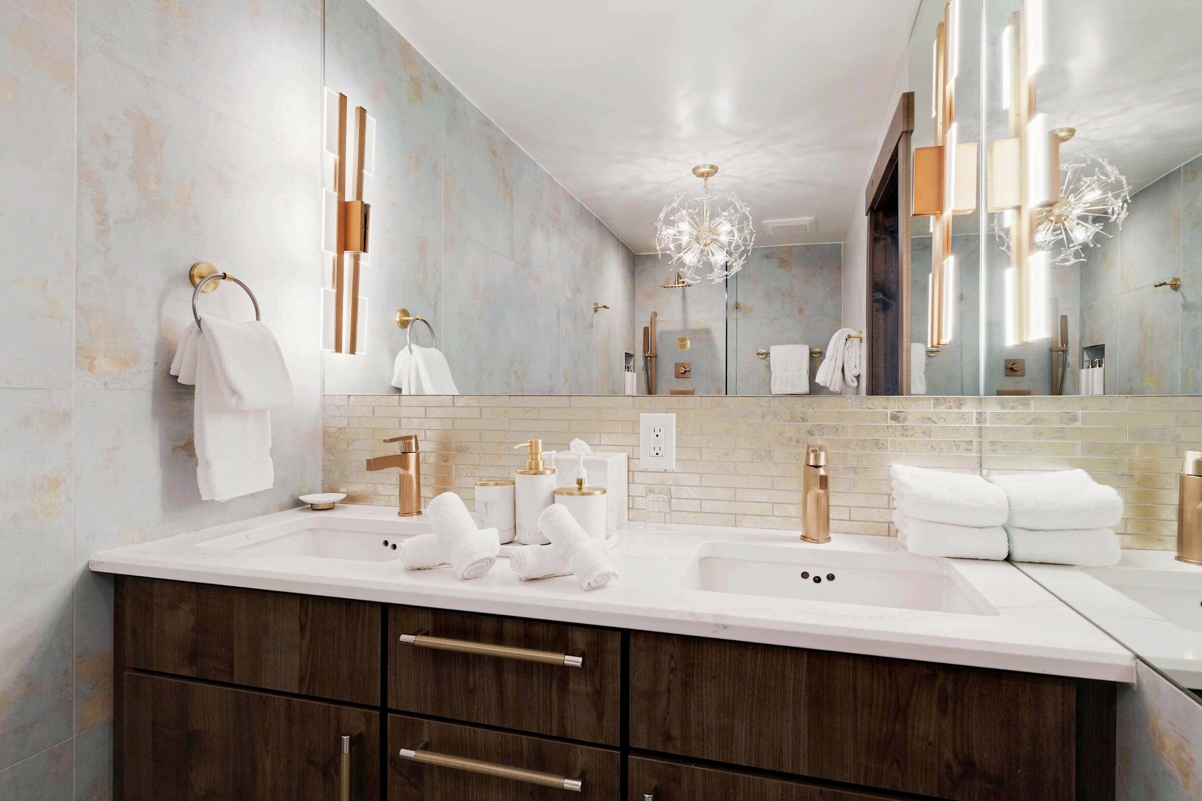 #D355 - King Lodge Room Bathroom