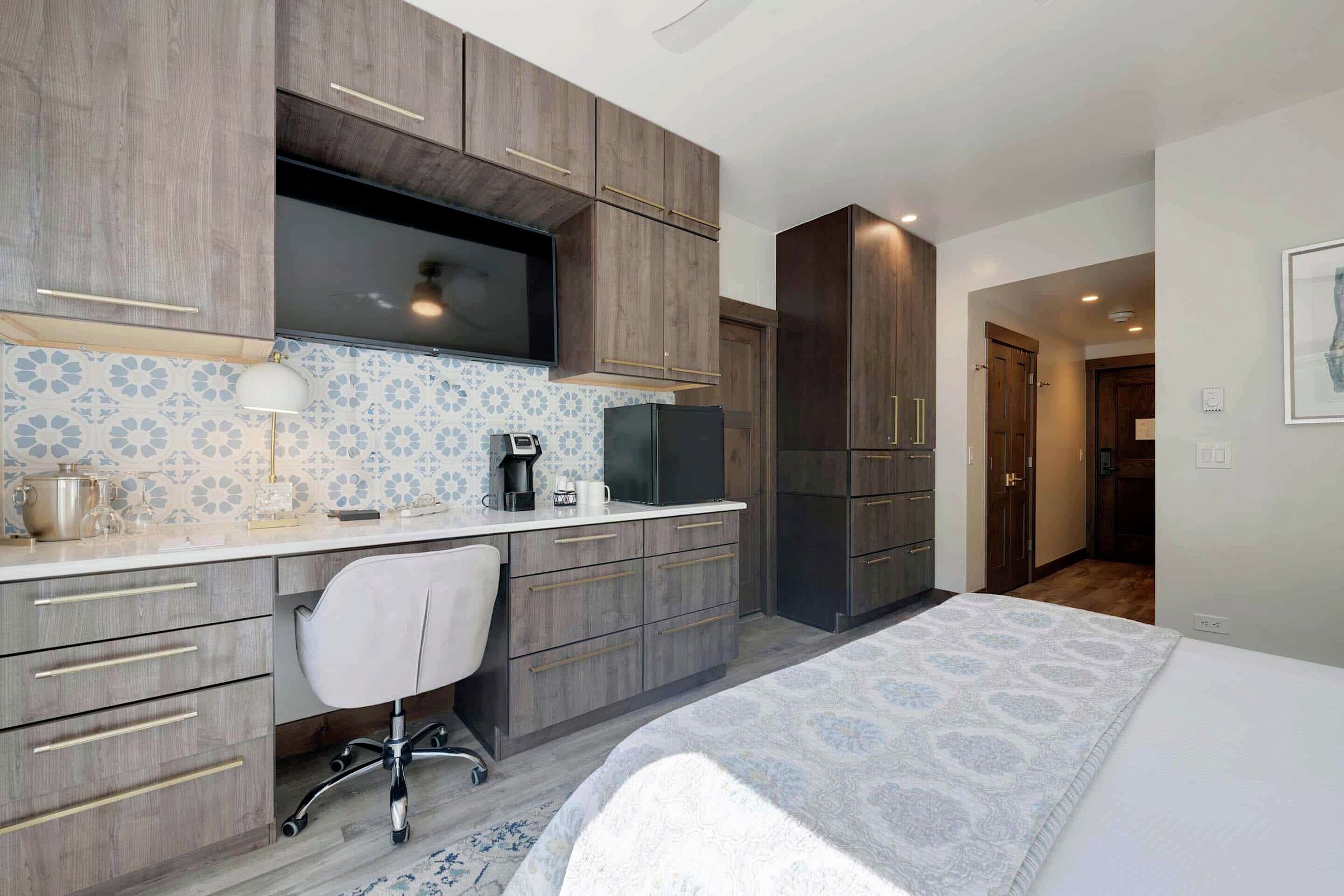 #D355 - King Lodge Room