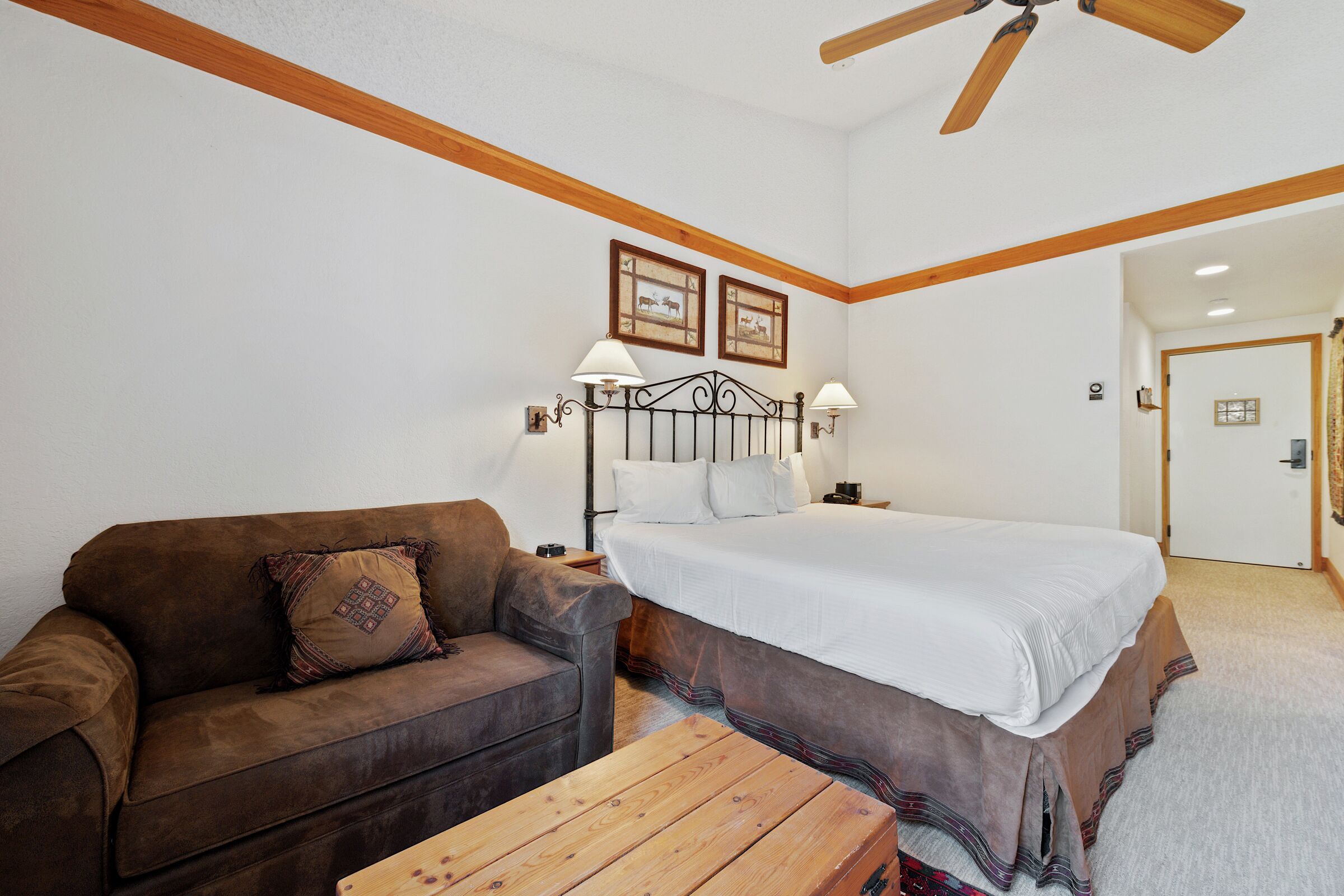 #D415 - King Lodge Room