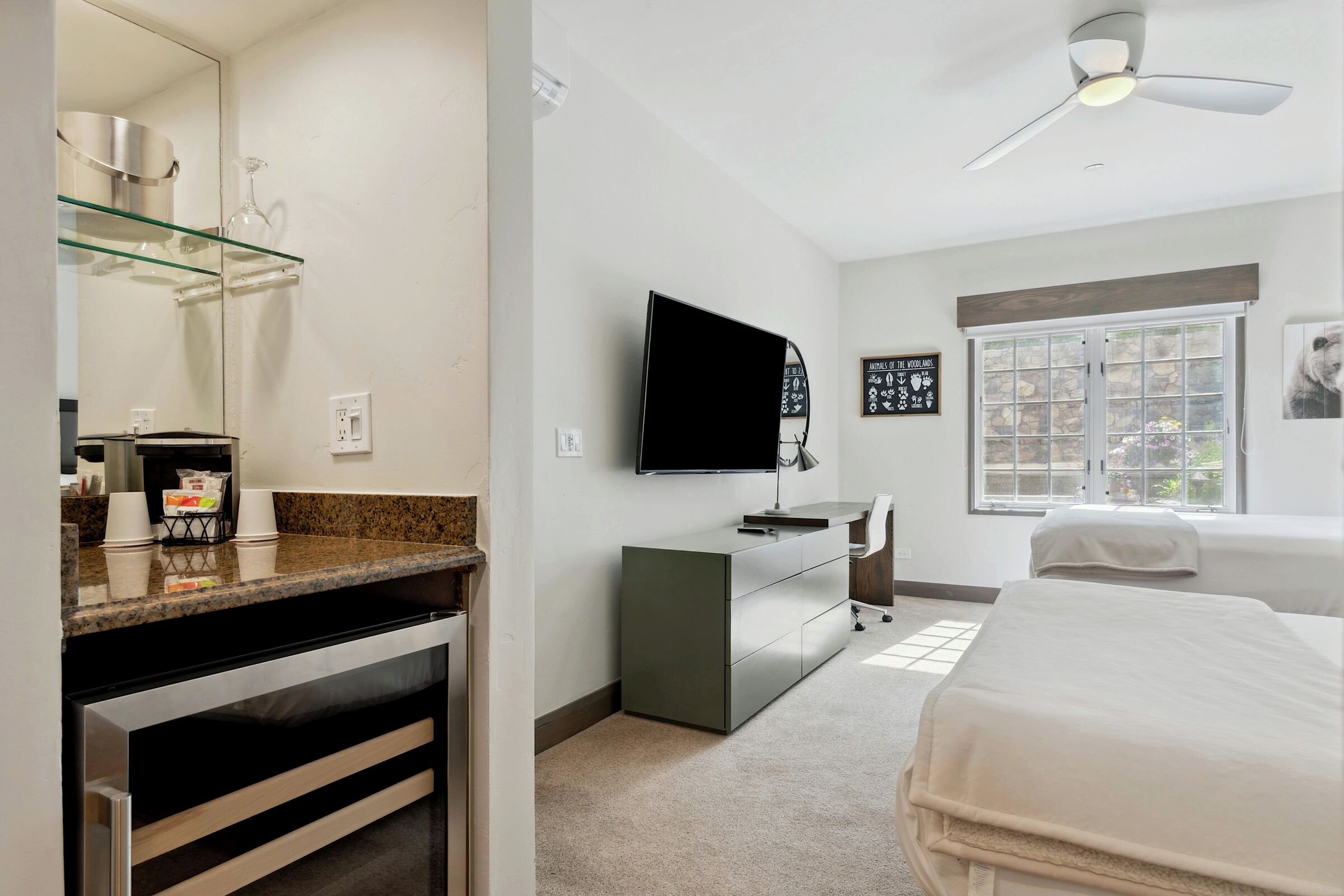 #F235 - Two Queen Lodge Room
