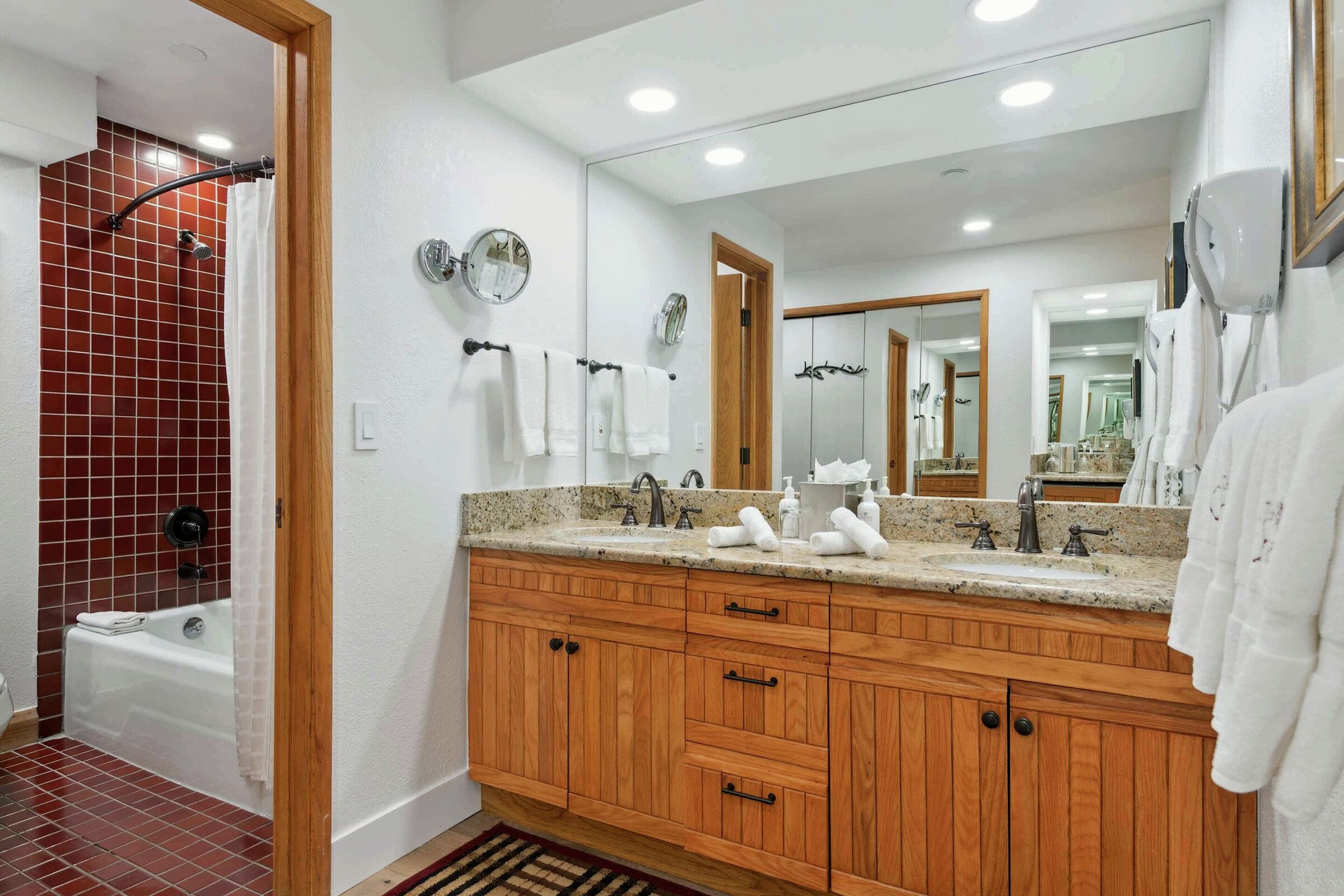 #G125 - Two Queen Lodge Room Bathroom