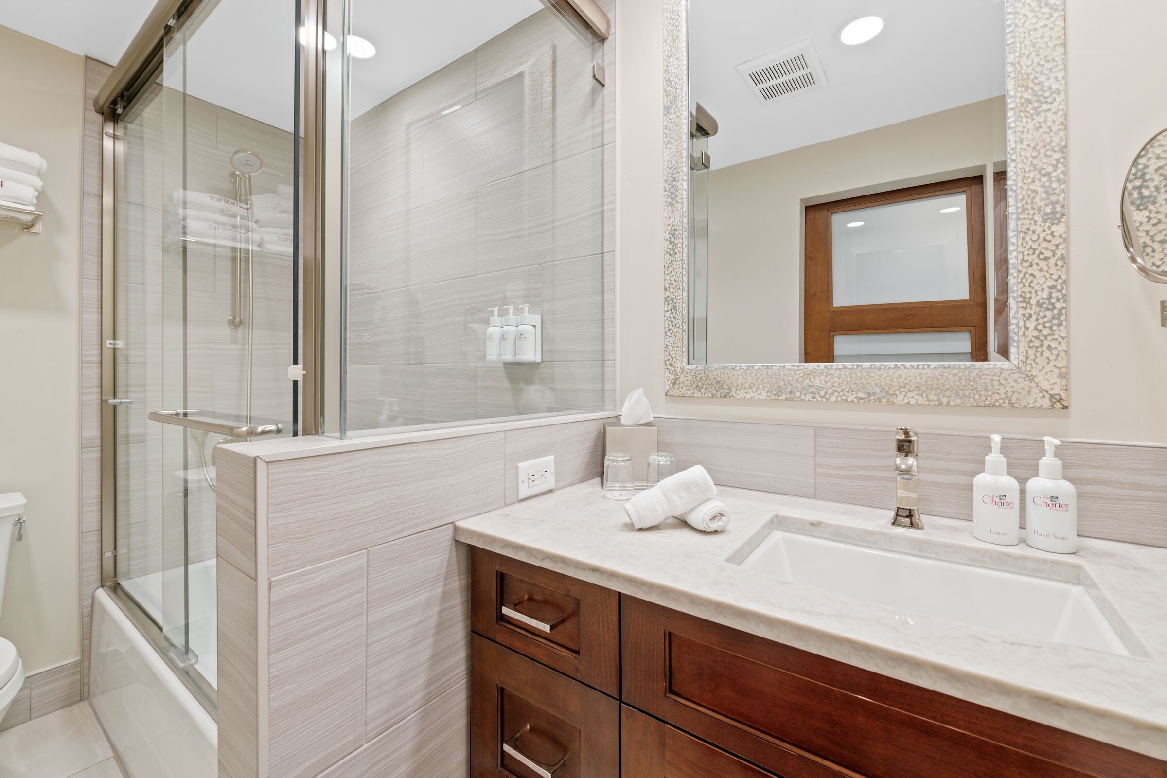 #G135 - Two Queen Lodge Room Bathroom