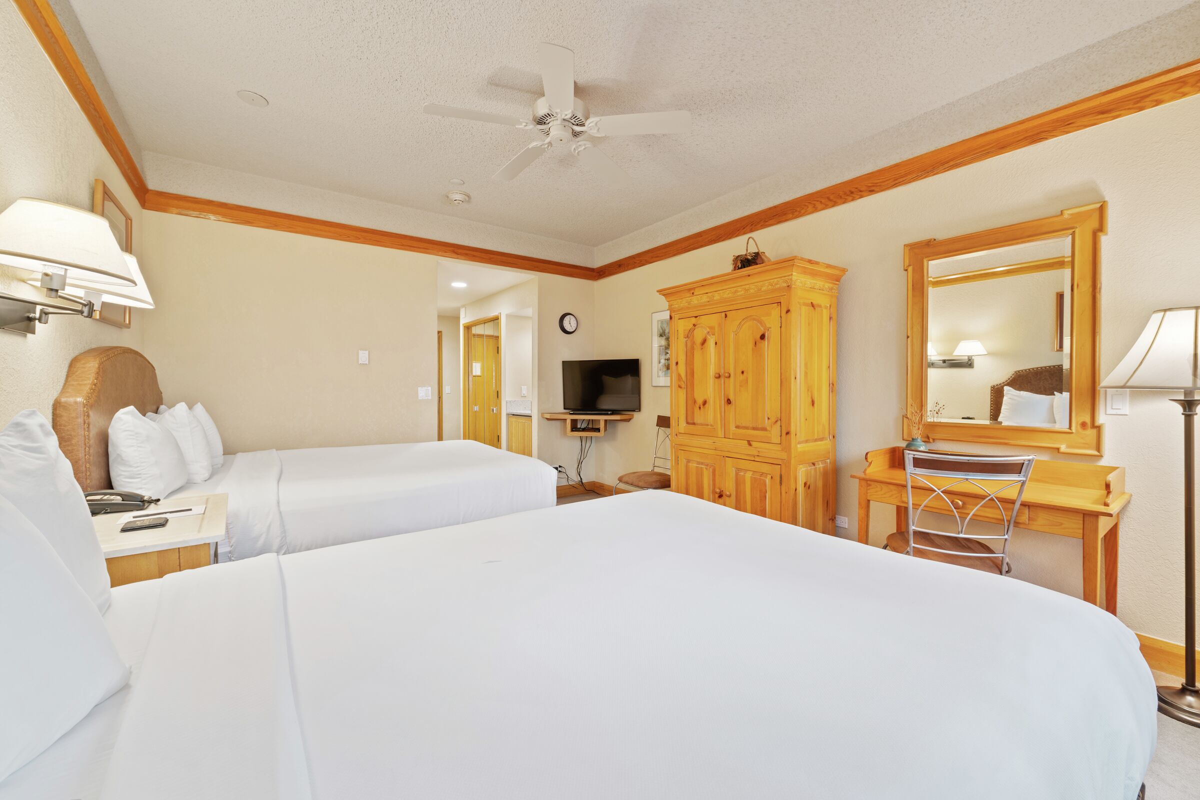 #G215 - Two Queen Lodge Room