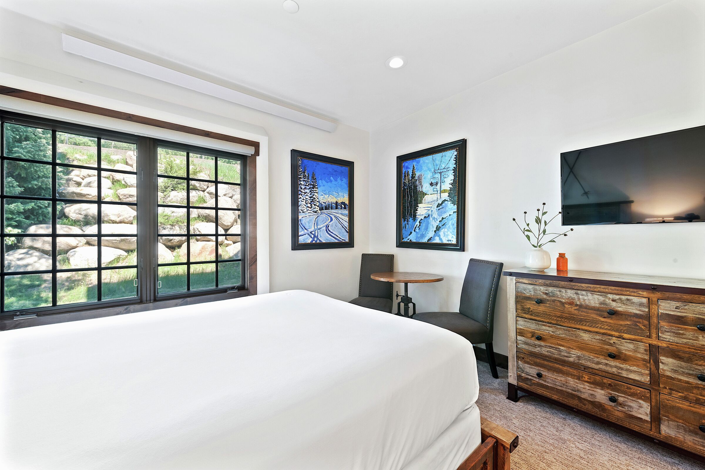 #A155 - Two Queen Lodge Room