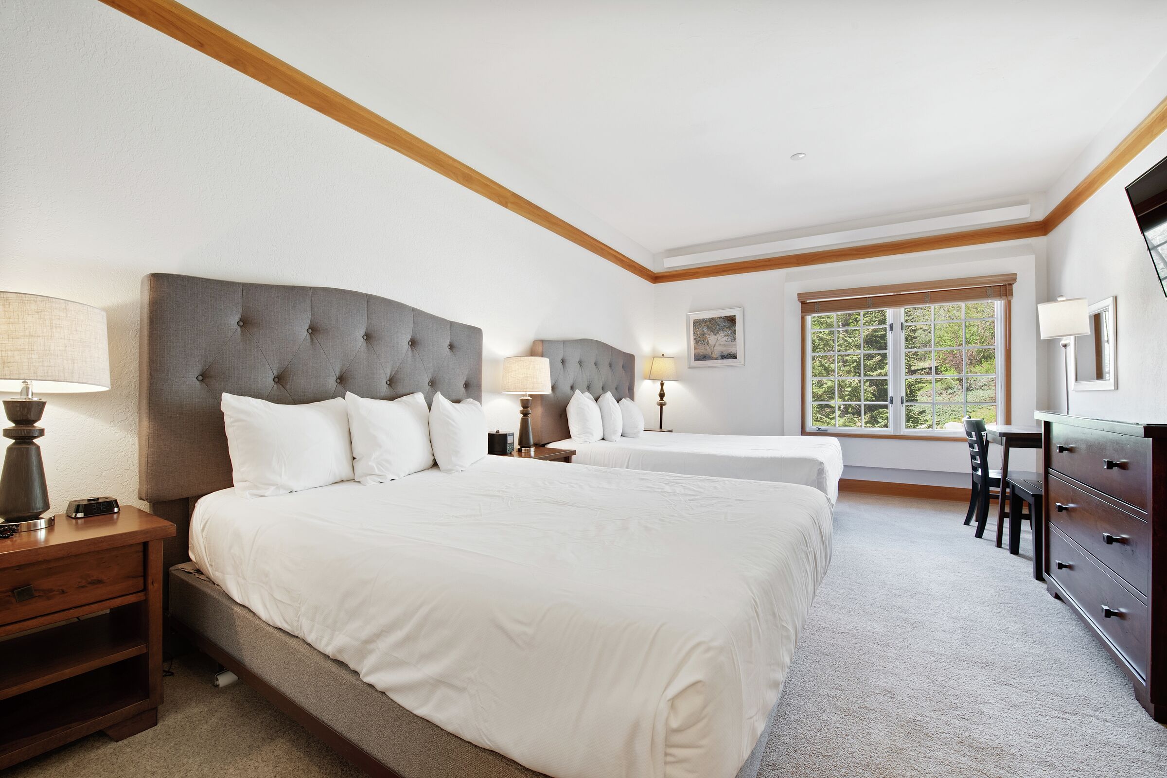#B235 - Two Queen Lodge Room