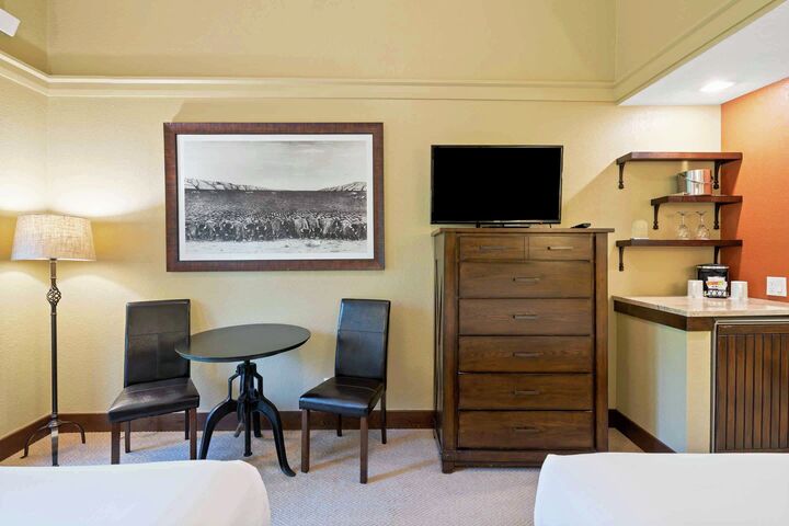 Two Queen Lodge Room