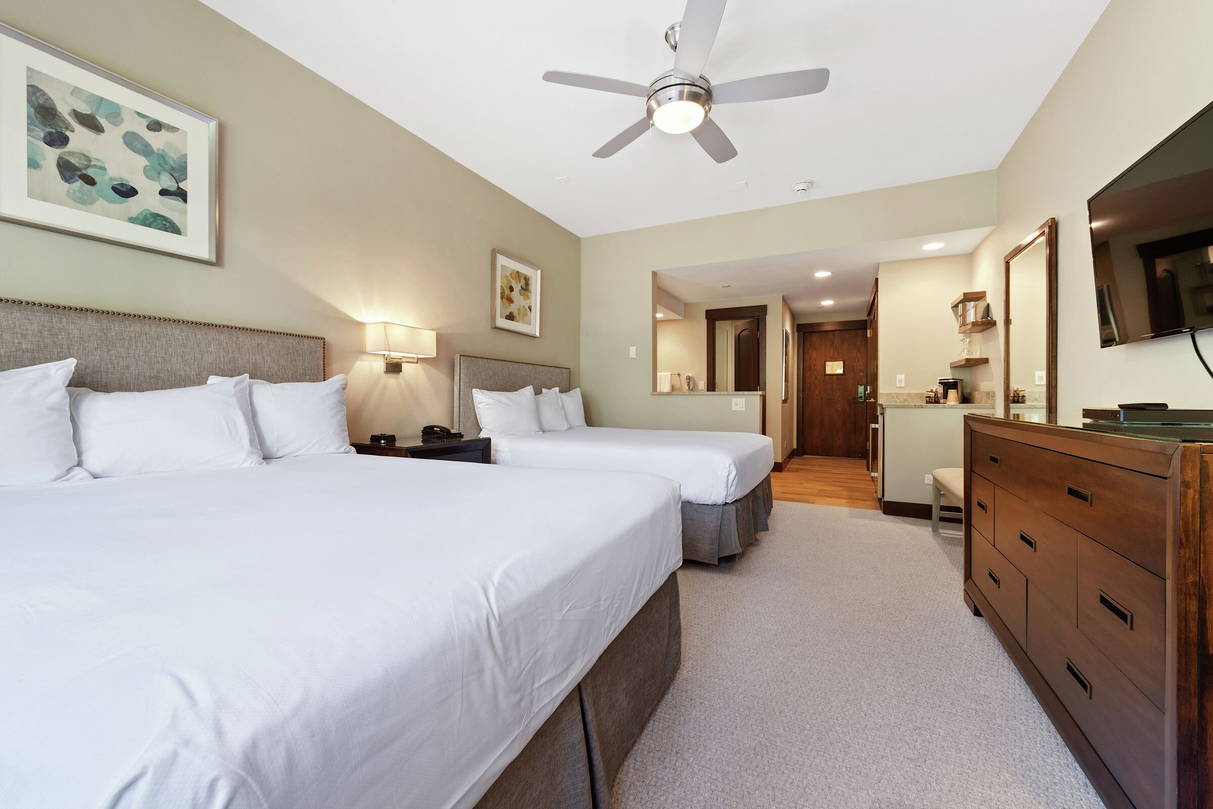 #C235 - Two Queen Lodge Room