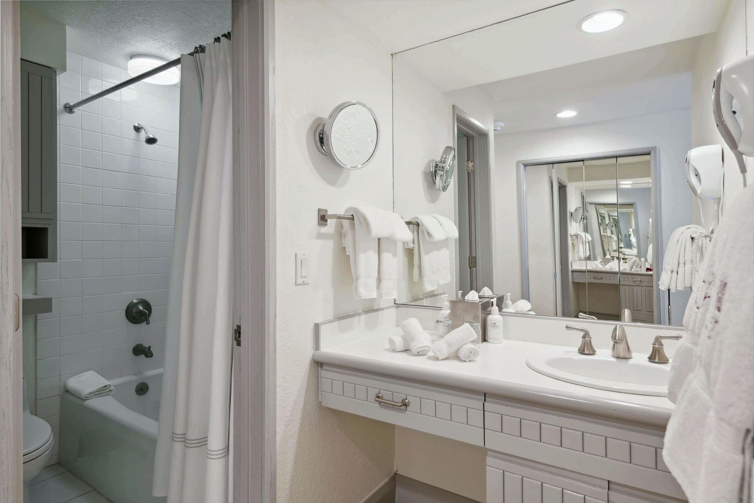 #D125 - Two Queen Lodge Room Bathroom