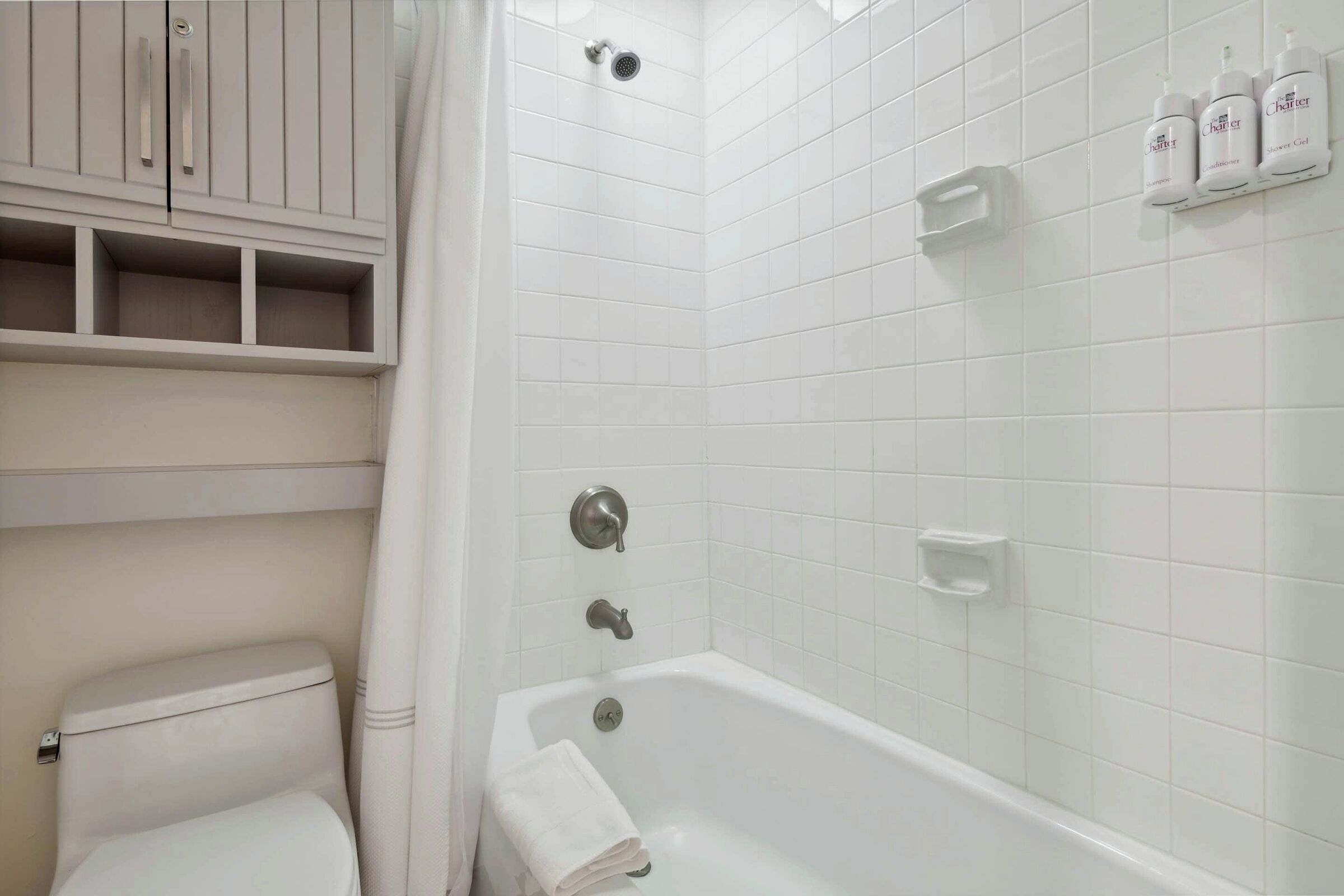 #D125 - Two Queen Lodge Room Bathroom