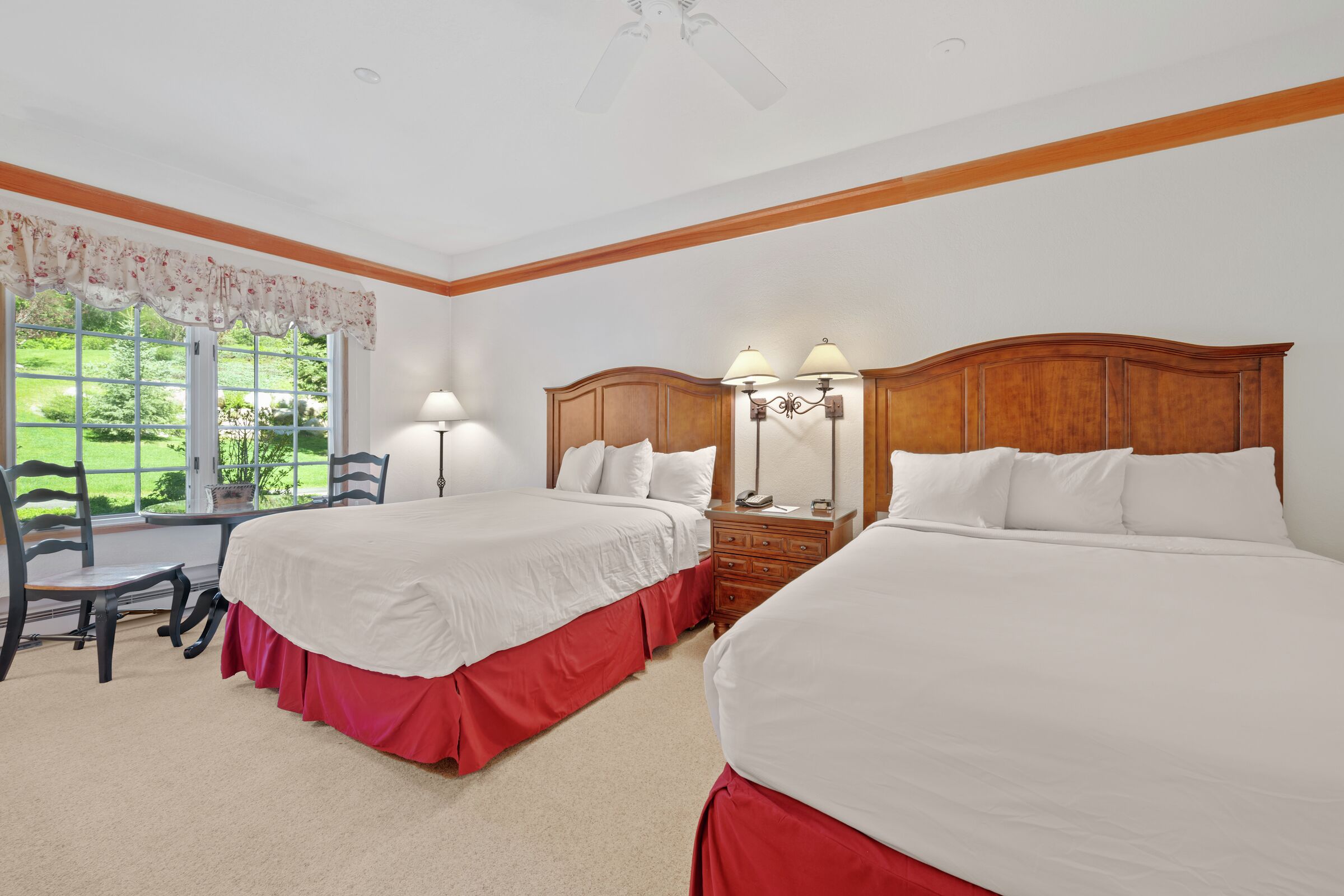 #D215 - Two Queen Lodge Room
