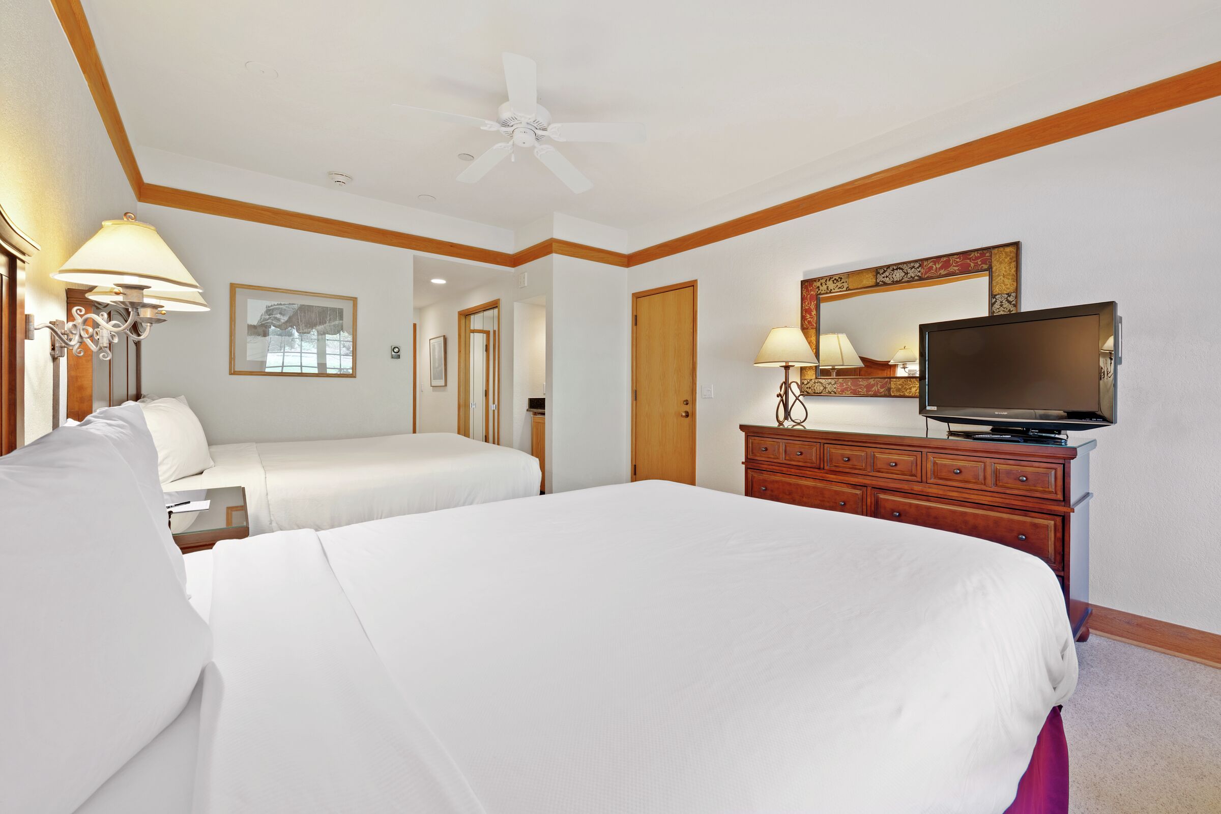 #D215 - Two Queen Lodge Room