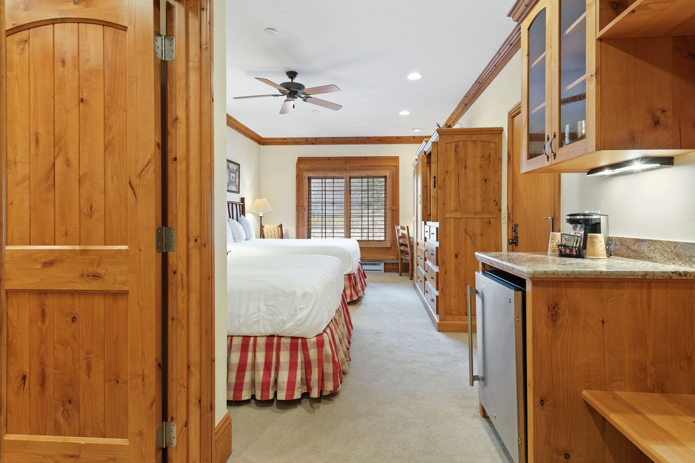 #D255 - Two Queen Lodge Room