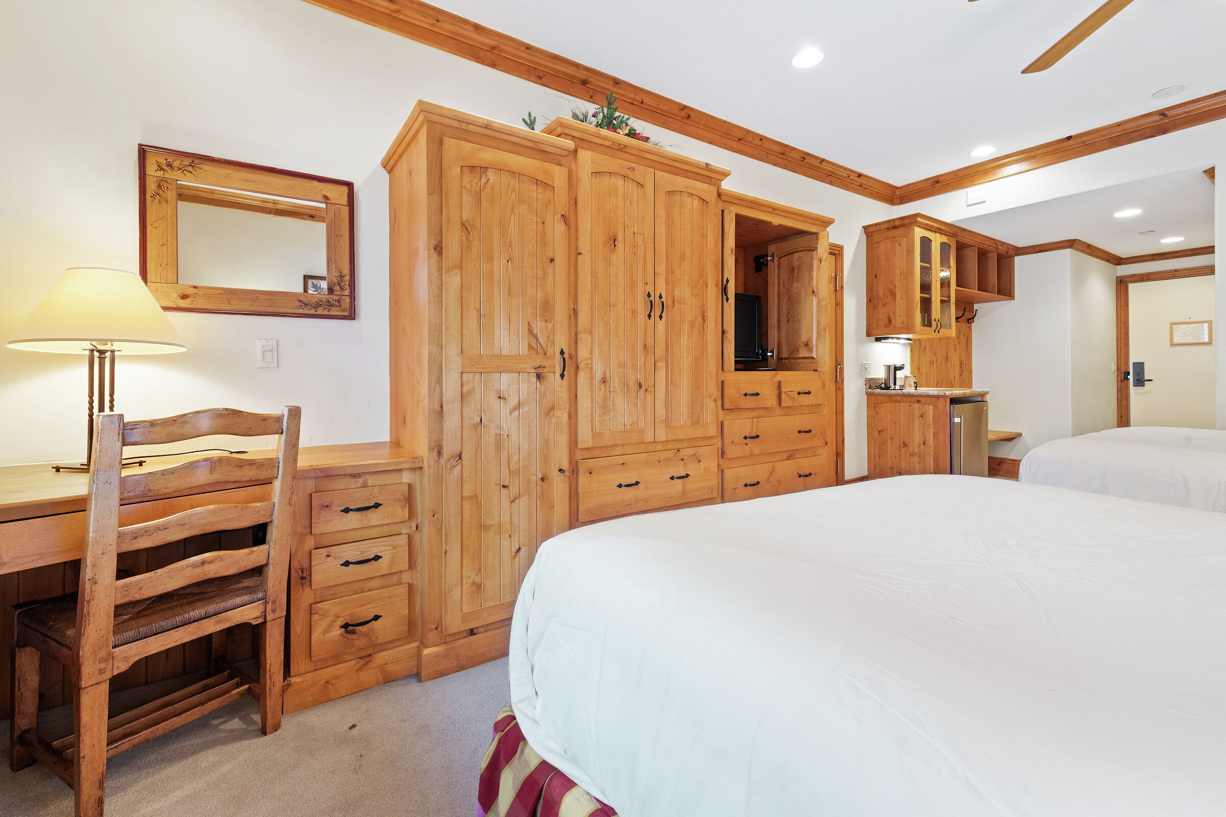 #D255 - Two Queen Lodge Room