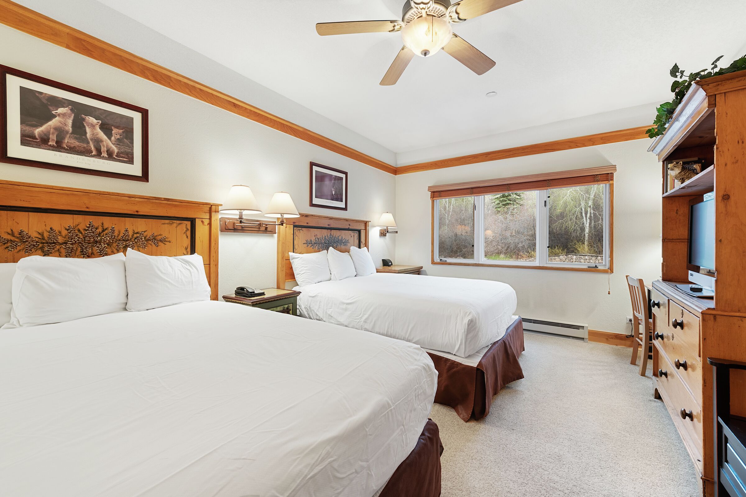 #D275 - Two Queen Lodge Room