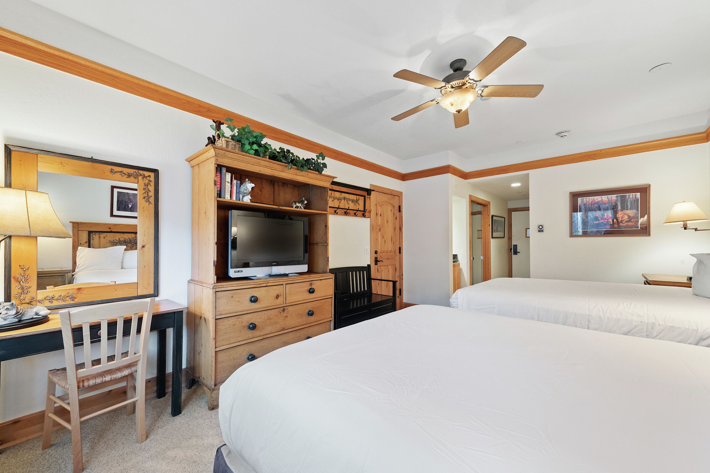 #D275 - Two Queen Lodge Room