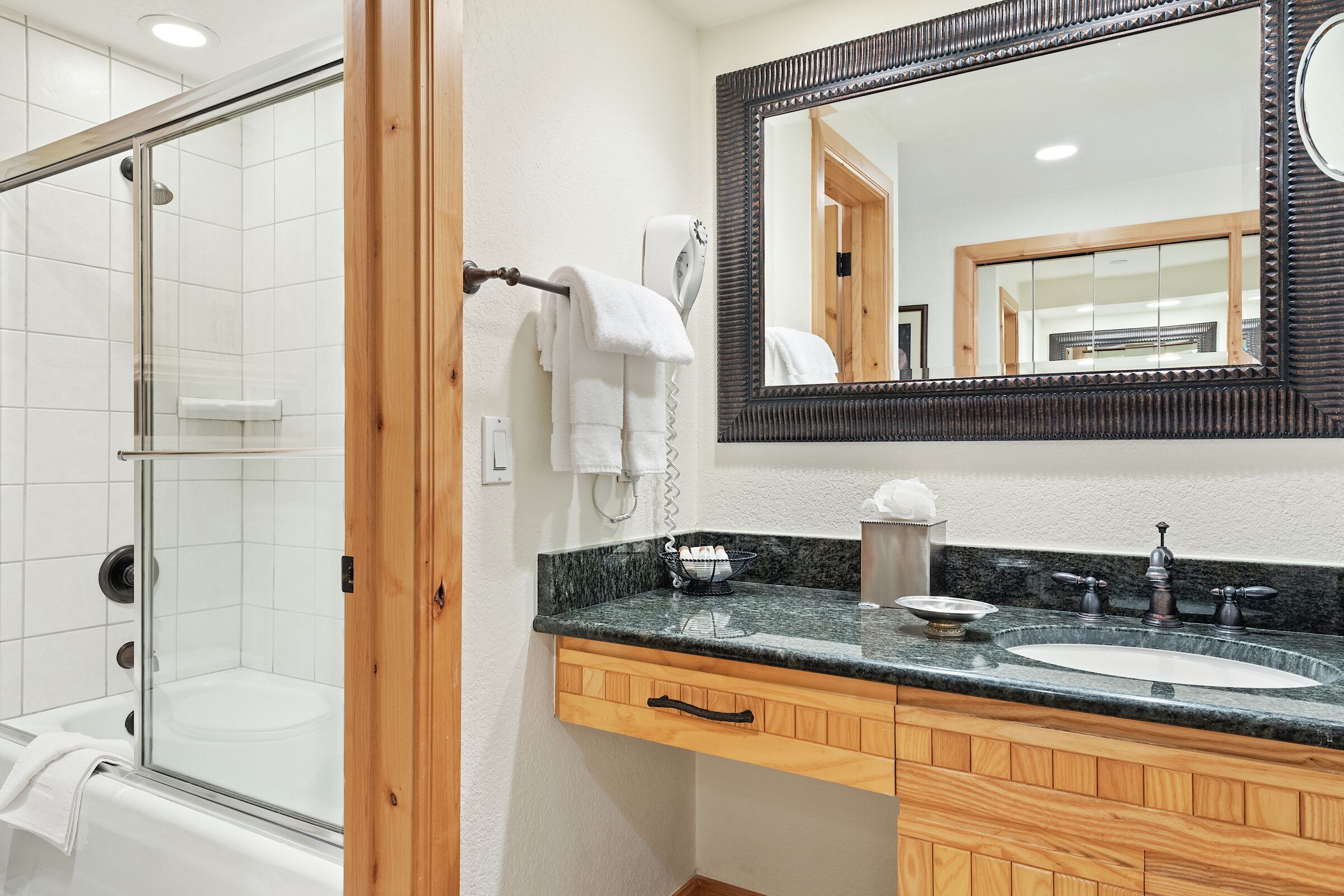 #D275 - Two Queen Lodge Room Bathroom