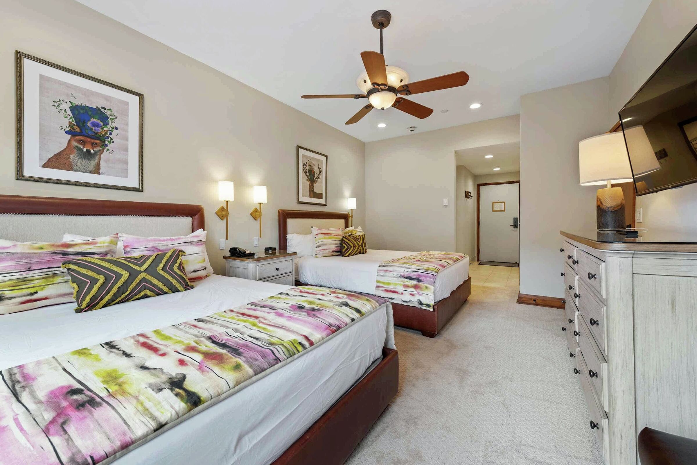 #D285 - Two Queen Lodge Room