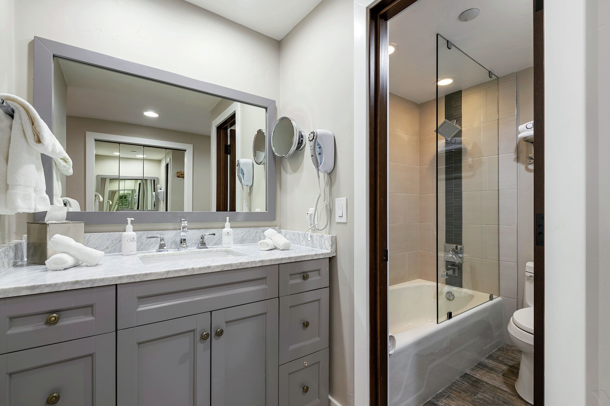 #D485 - Lodge Bathroom