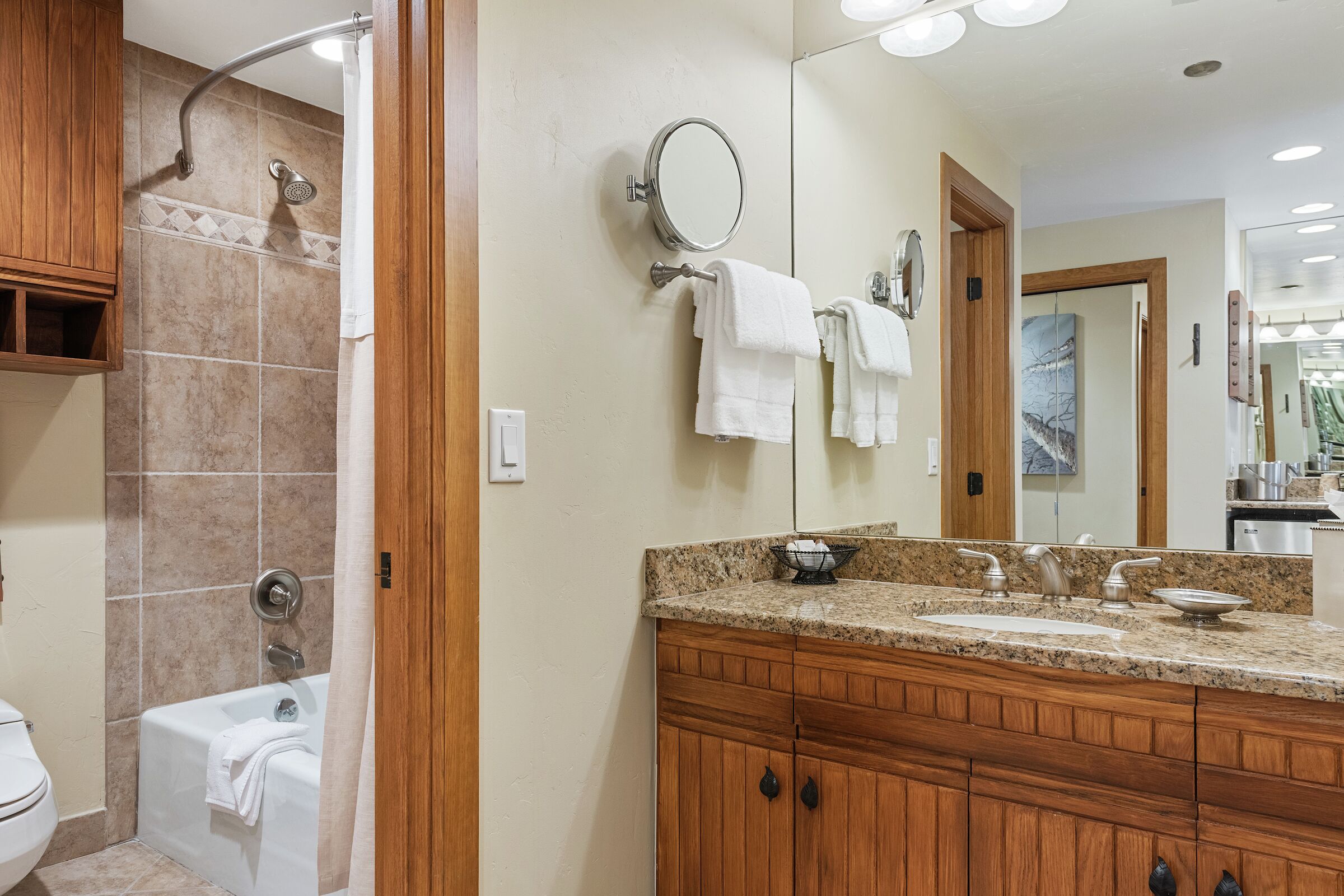 #E115 - Two Queen Lodge Room Bathroom