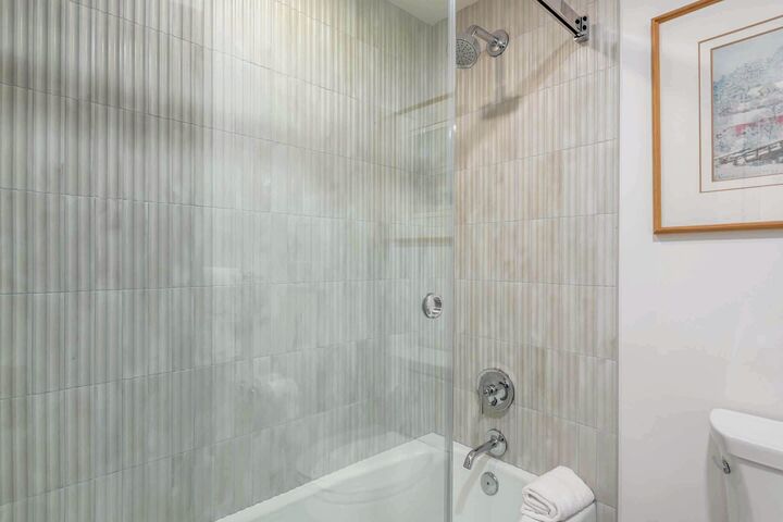 Two Queen Lodge Room Bathroom