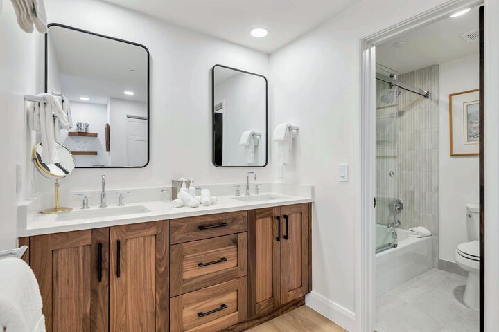 Two Queen Lodge Room Bathroom