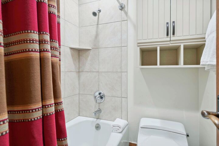 Two Queen Lodge Room Bathroom