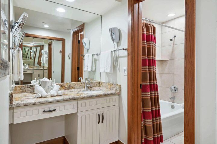 Two Queen Lodge Room Bathroom