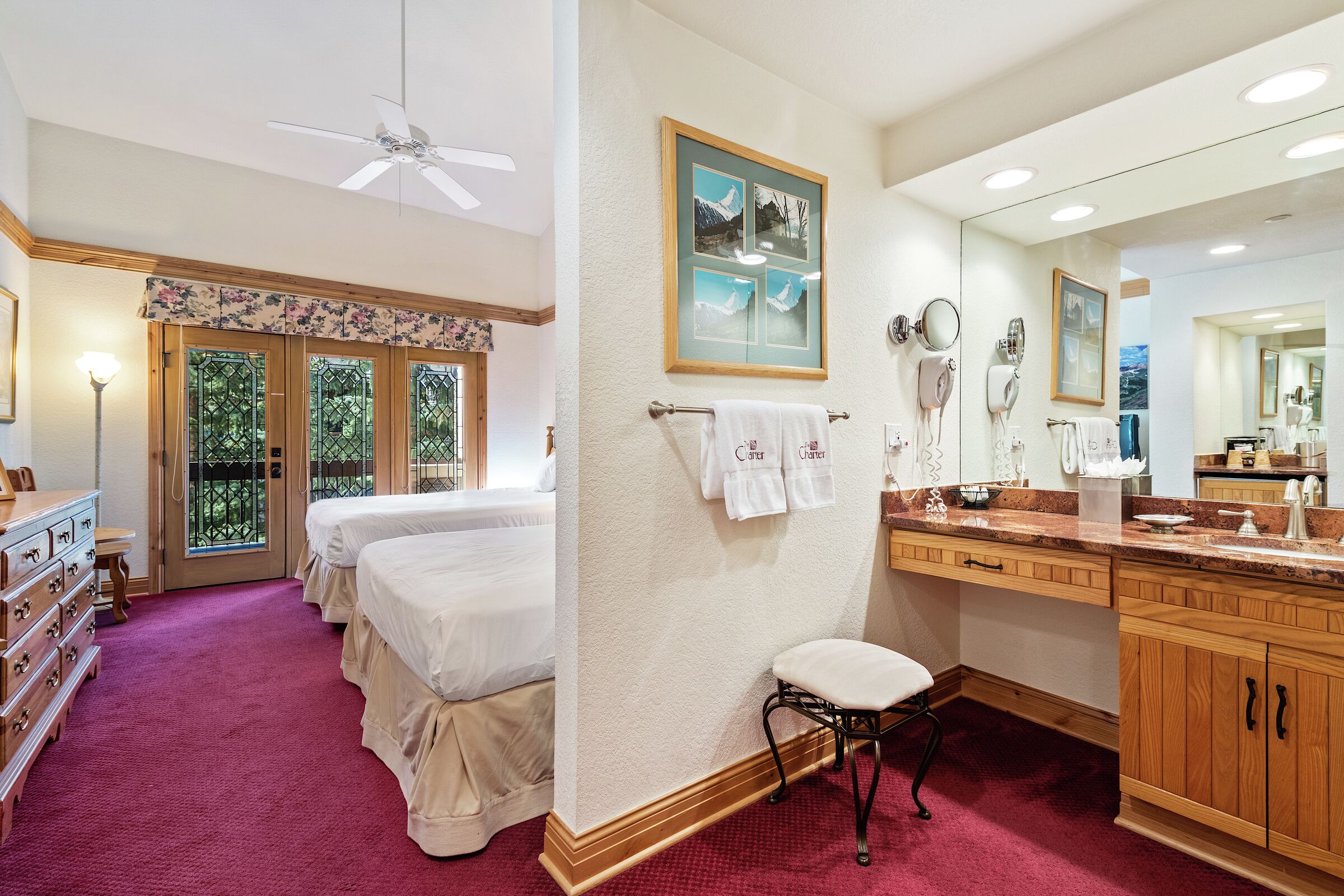 #E225 - Two Queen Lodge Room