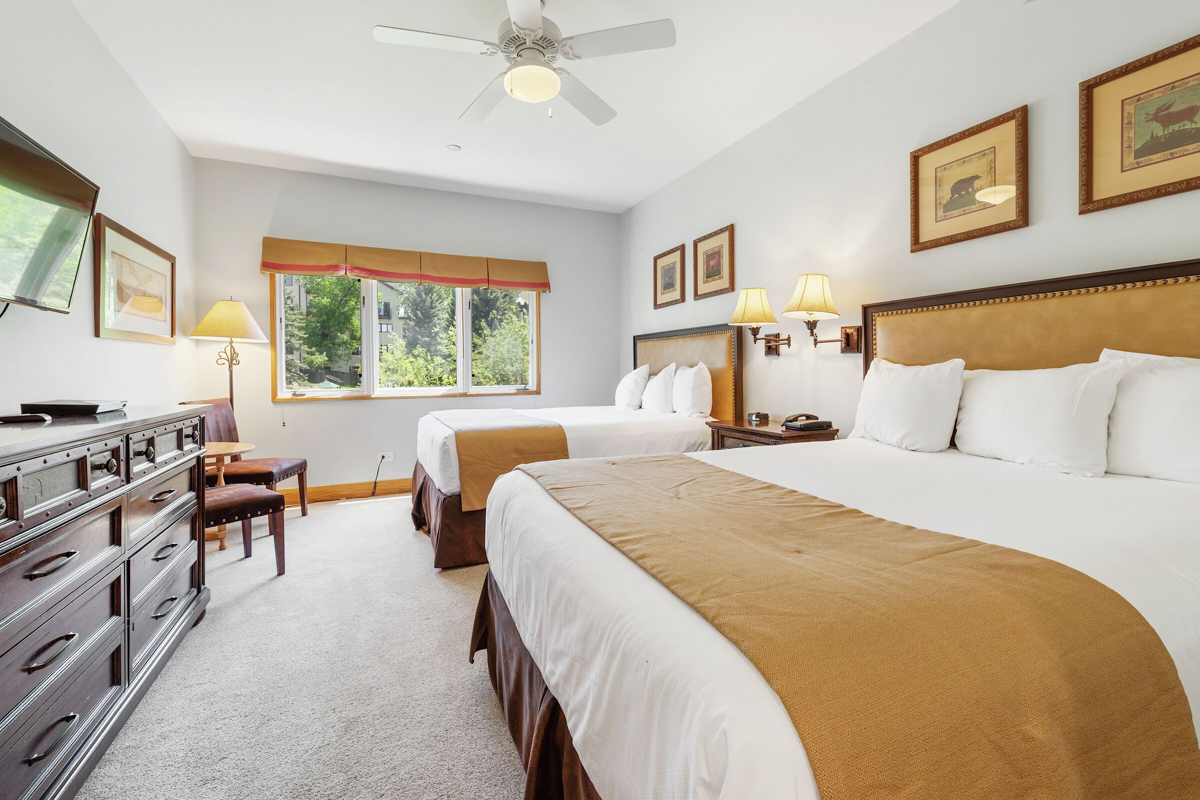 #E235 - Two Queen Lodge Room