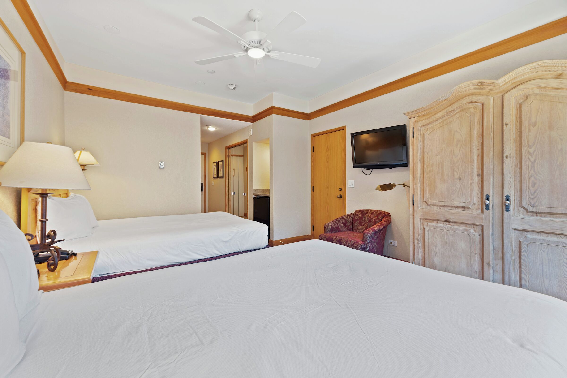 #F335 - Two Queen Lodge Room