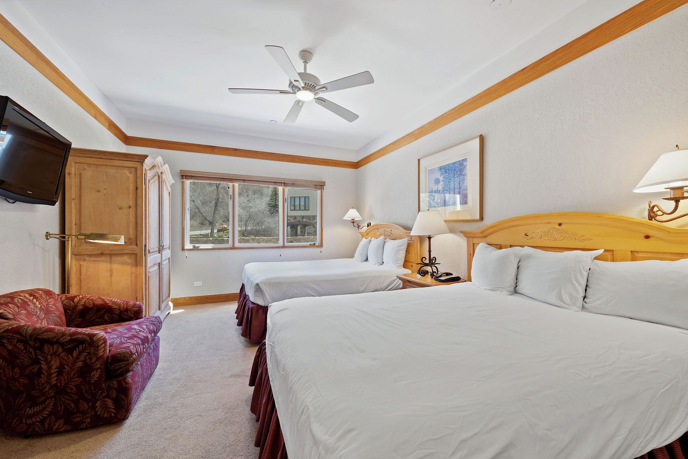 #F335 - Two Queen Lodge Room