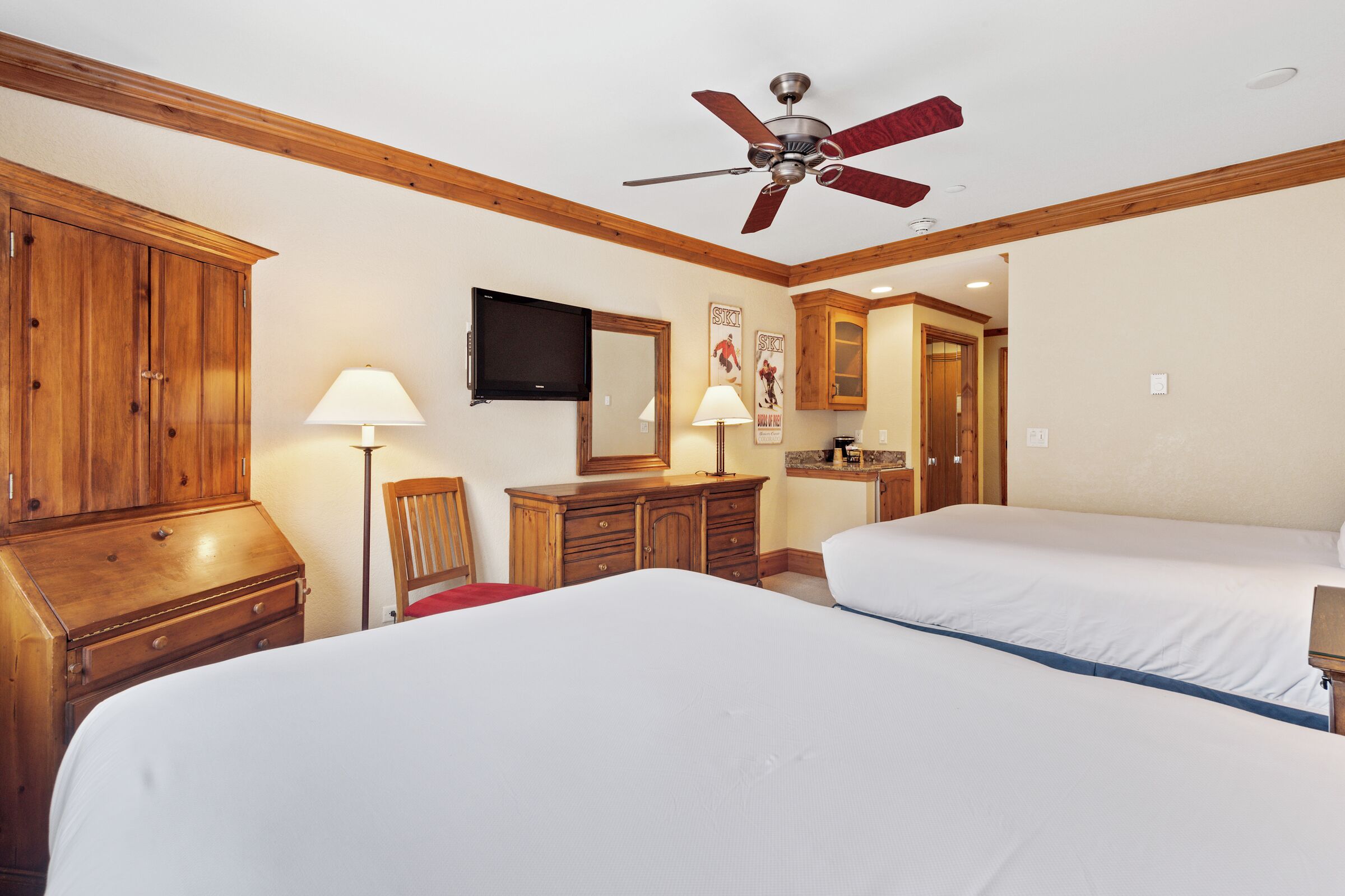 #F455 - Two Queen Lodge Room